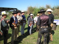 /album/fotogalerie-historicky-i-european-sass-cowboy-action-shooting-se-uskutecnil-v-italii/vysvetlovani-strelby-na-zacatku-stage-jpg1/